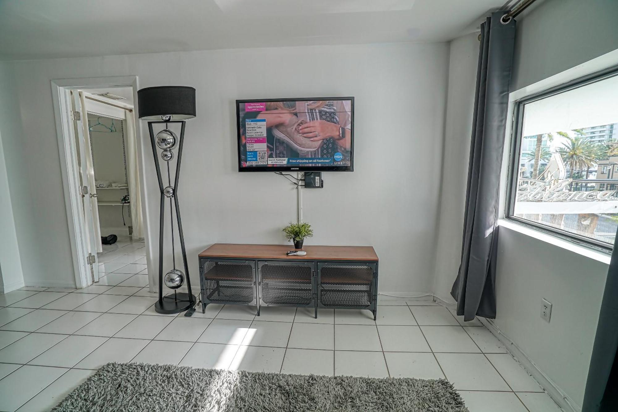 Deluxe Studios And Apartments At The Casablanca Miami Beach Room photo