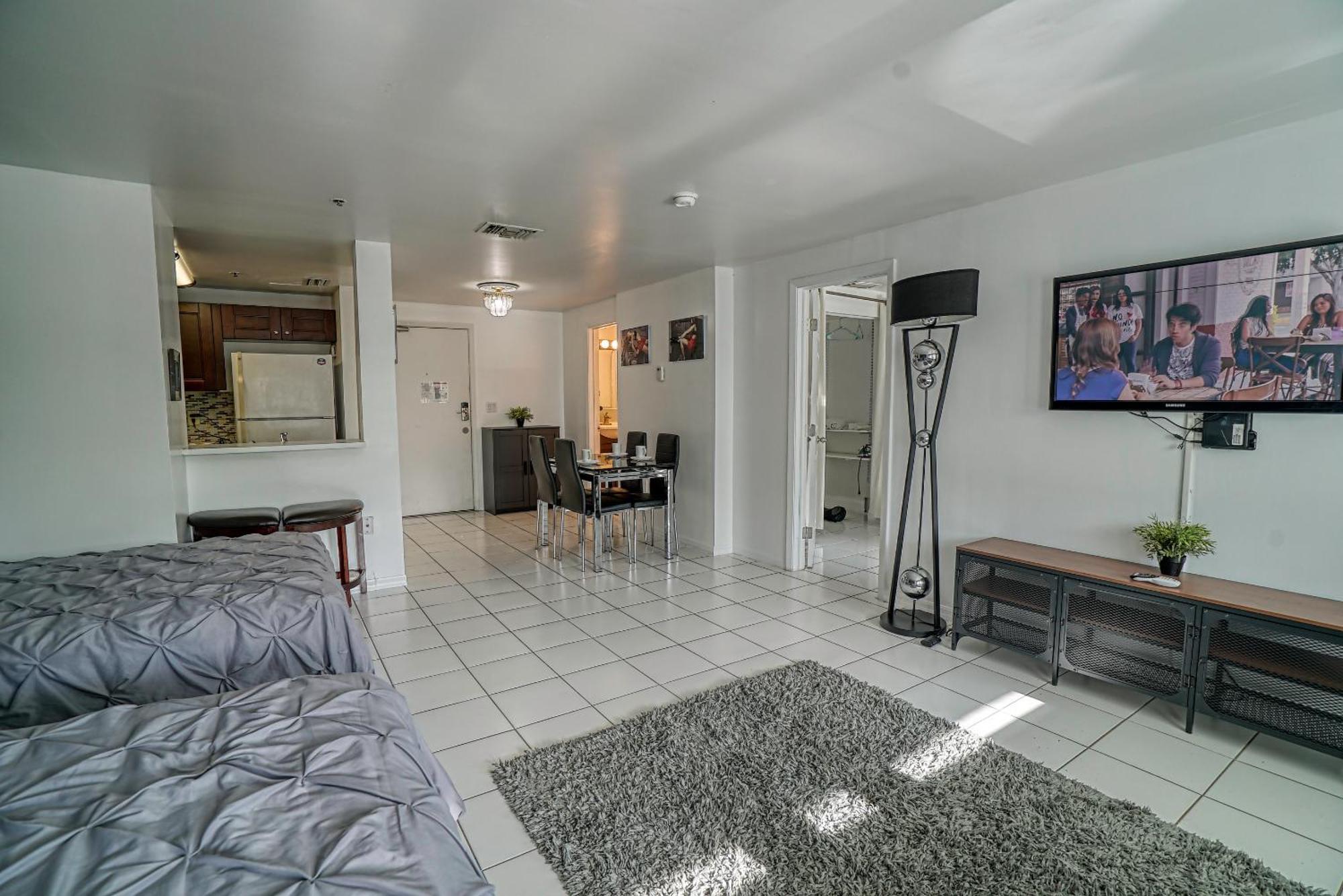 Deluxe Studios And Apartments At The Casablanca Miami Beach Room photo