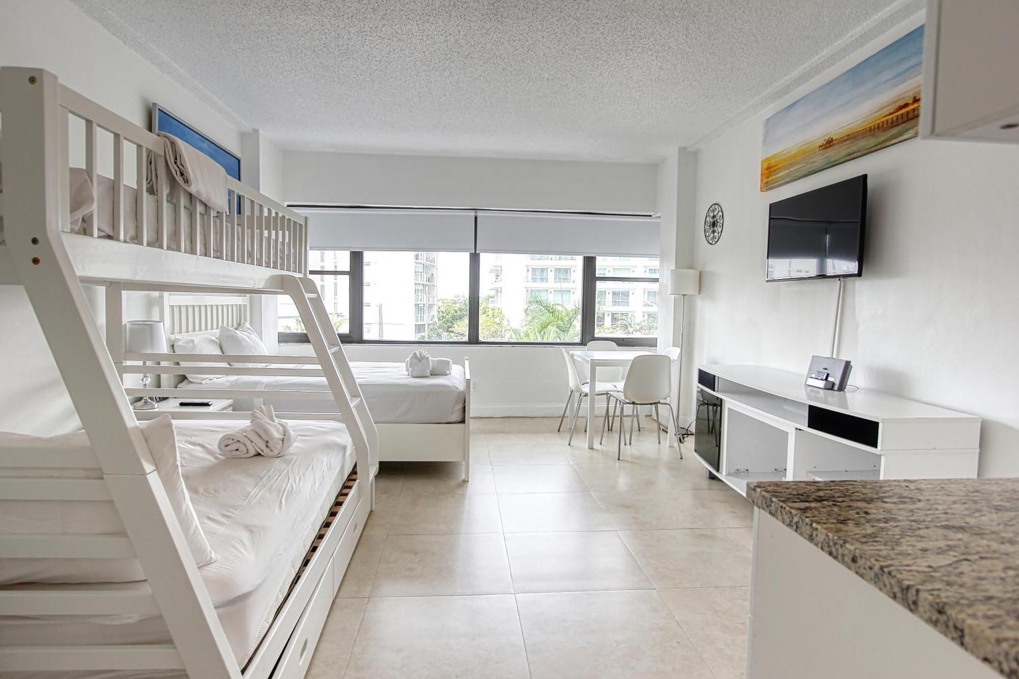 Deluxe Studios And Apartments At The Casablanca Miami Beach Room photo